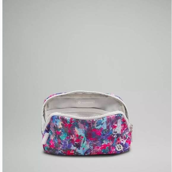 Lululemon Everywhere Belt Bag 1L Flower Glide Multi/Vapor - Picture 4 of 5